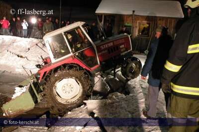 Mit Traktor in Teich eingebrochen: Landwirt kann sich unverletzt retten foto-kerschi_20100130_ff-lasber_traktorbergung-walchshof_23.jpg
