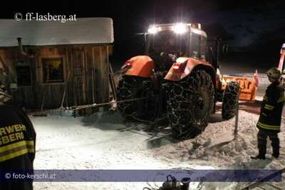 Mit Traktor in Teich eingebrochen: Landwirt kann sich unverletzt retten foto-kerschi_20100130_ff-lasber_traktorbergung-walchshof_24.jpg