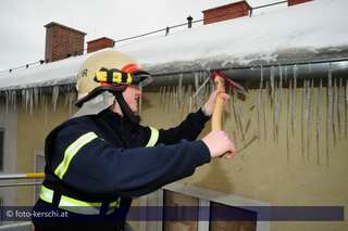 Feuerwehreinsatz wegen Eiszapfen foto-kerschi_20100202_eiszapfen_auf_dachrinnen_14.jpg