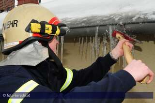 Feuerwehreinsatz wegen Eiszapfen foto-kerschi_20100202_eiszapfen_auf_dachrinnen_15.jpg