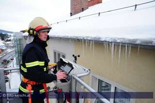 Feuerwehreinsatz wegen Eiszapfen foto-kerschi_20100202_eiszapfen_auf_dachrinnen_16.jpg