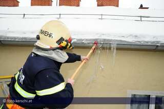 Feuerwehreinsatz wegen Eiszapfen foto-kerschi_20100202_eiszapfen_auf_dachrinnen_25.jpg