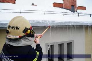 Feuerwehreinsatz wegen Eiszapfen foto-kerschi_20100202_eiszapfen_auf_dachrinnen_28.jpg