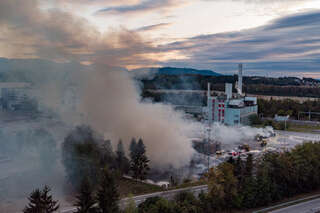 Brand in einer Papierfabrik in Laakirchen foke_20180827_192218.jpg