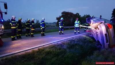 Aufräumarbeiten nach Verkehrsunfall in Neuhofen i.I. 2.jpg