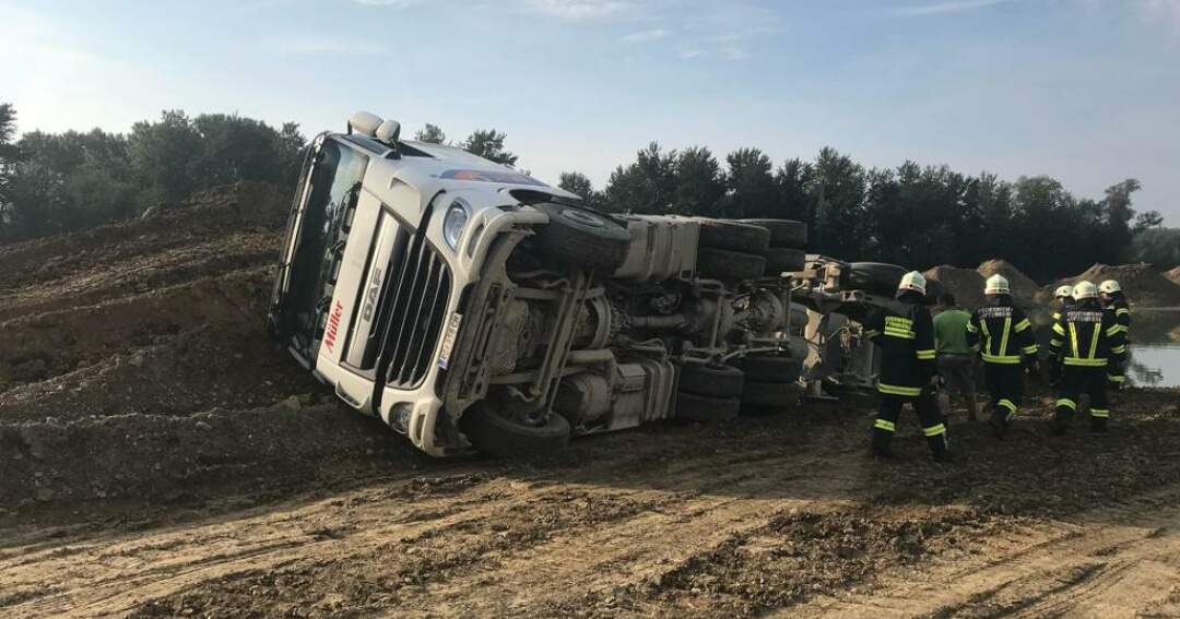 Lastwagen in Steyregg umgestürzt