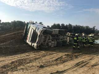 Lastwagen in Steyregg umgestürzt foto222.jpeg