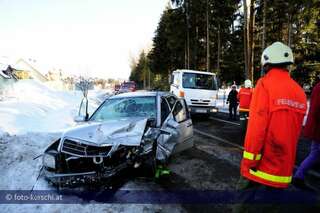 Schwerer Verkehrsunfall- Familie verletzt foto-kerschi_2010-02-21-vu_b38_bad-leonfelden_27.jpg