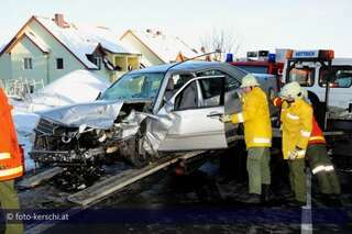 Schwerer Verkehrsunfall- Familie verletzt foto-kerschi_2010-02-21-vu_b38_bad-leonfelden_32.jpg