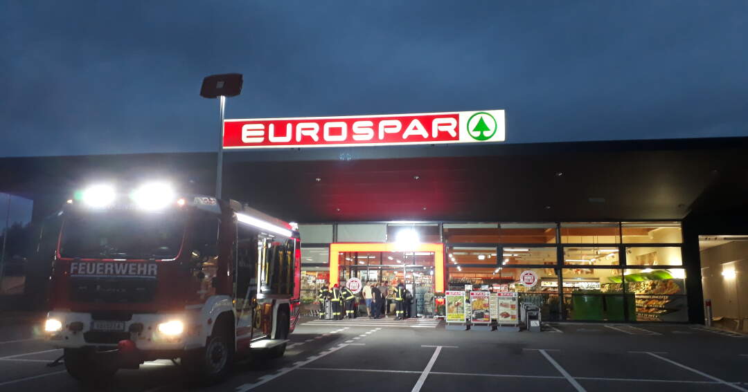 Titelbild: Einsatz nach Einbruch - Sicherungsarbeiten beim Eurospar