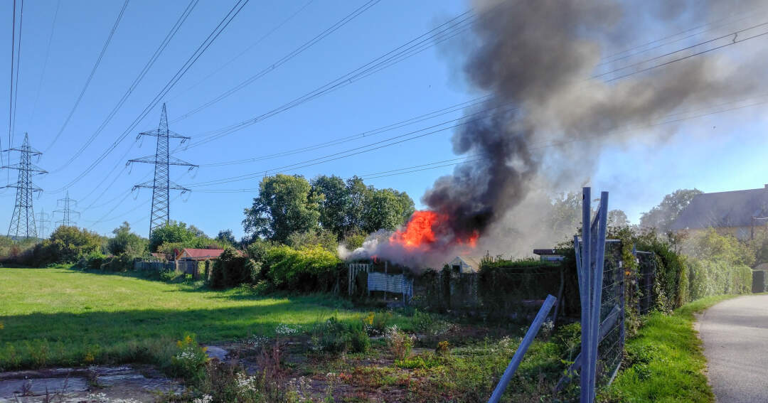 Titelbild: Gartenhütte in Schrebergartensiedlung brannte