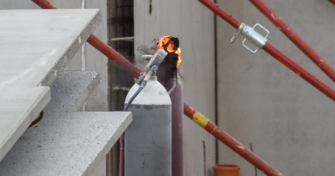 Titelbild: Brennende Gasflasche auf Baustelle