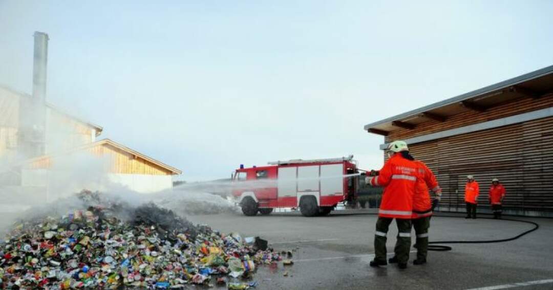 Titelbild: Explosion im Müllwagen: Feuerwehr löscht Blechdosen