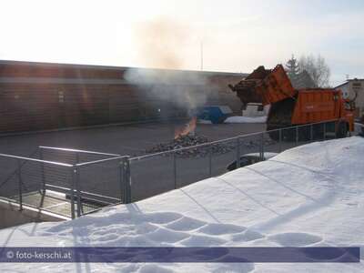 Explosion im Müllwagen: Feuerwehr löscht Blechdosen ff-sandl_2010-03-02_explosion-im-mllwagen.jpg