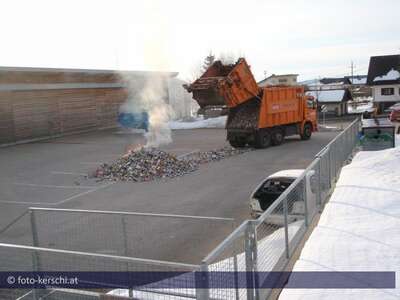 Explosion im Müllwagen: Feuerwehr löscht Blechdosen ff-sandl_2010-03-02_explosion-im-mllwagen_02.jpg
