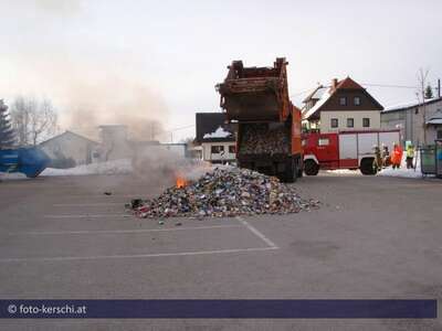 Explosion im Müllwagen: Feuerwehr löscht Blechdosen ff-sandl_2010-03-02_explosion-im-mllwagen_03.jpg