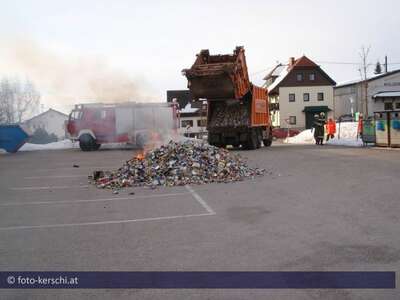 Explosion im Müllwagen: Feuerwehr löscht Blechdosen ff-sandl_2010-03-02_explosion-im-mllwagen_04.jpg