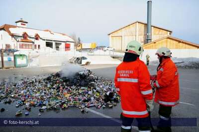 Explosion im Müllwagen: Feuerwehr löscht Blechdosen foot-kerschi_2010-03-02_explosion-im-mllwagen_07.jpg