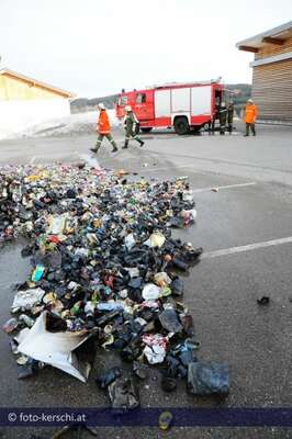 Explosion im Müllwagen: Feuerwehr löscht Blechdosen foot-kerschi_2010-03-02_explosion-im-mllwagen_30.jpg