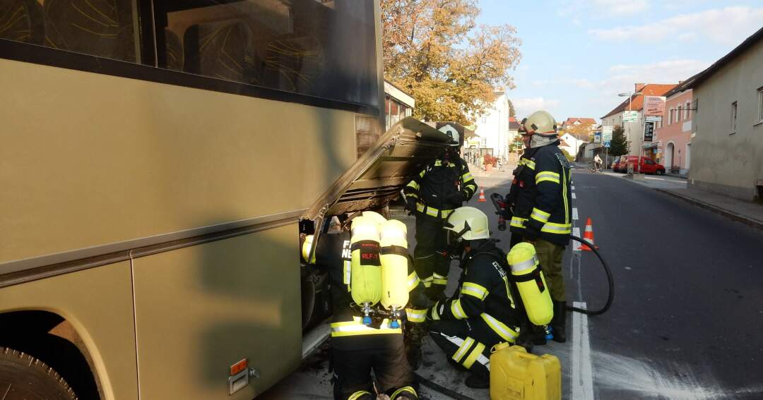 Titelbild: Bus geriet während Fahrt in Brand