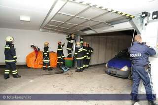 Unfall in Tiefgarage: Fahrzeuglenkerin schwerverletzt. foto-kerschi_08-03-2010unfall_tiefgarage_08.jpg