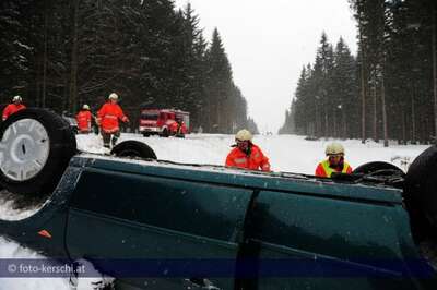 Fahrzeug auf Schneefahrbahn überschlagen kerschi_14-03-2010_fahrzeugberschlag-auf-schneefahrbahn_04.jpg
