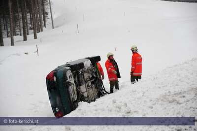 Fahrzeug auf Schneefahrbahn überschlagen kerschi_14-03-2010_fahrzeugberschlag-auf-schneefahrbahn_47.jpg