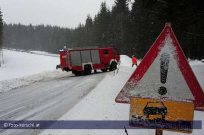 Fahrzeug auf Schneefahrbahn überschlagen kerschi_14-03-2010_fahrzeugberschlag-auf-schneefahrbahn_56.jpg