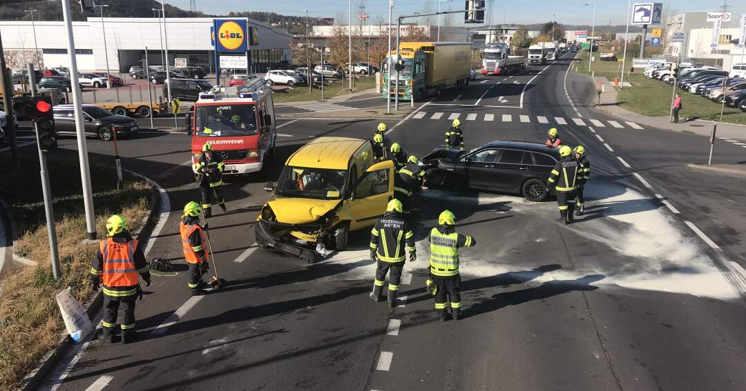 Verkehrsunfall im Kreuzungsbereich def B1