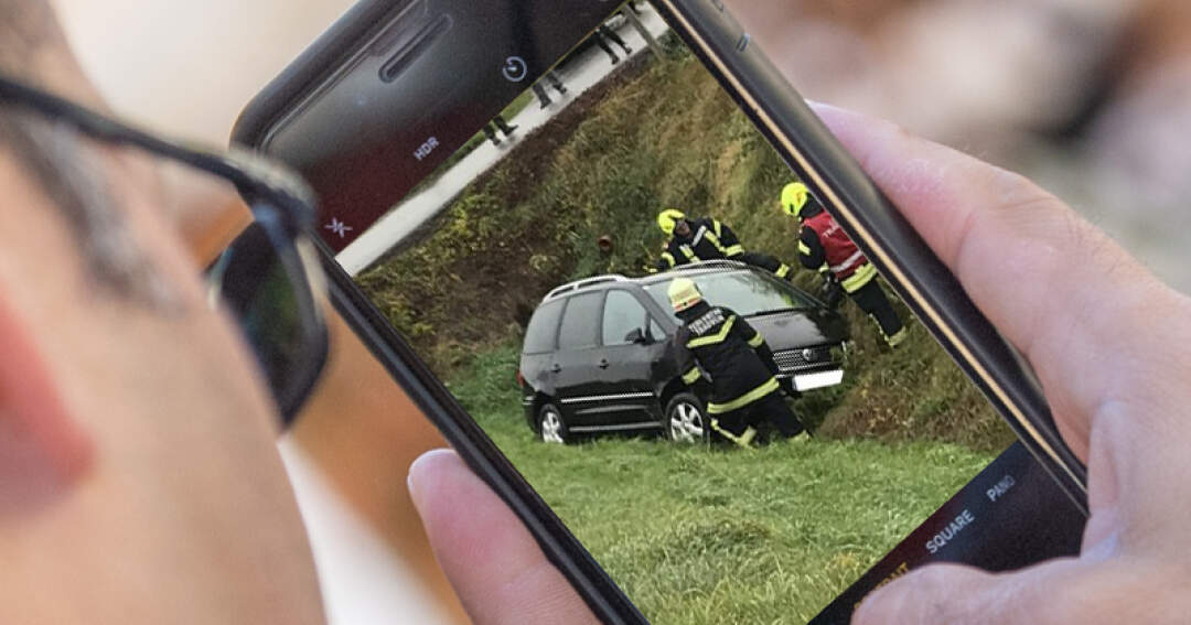 Verkehrsunfall - Gaffer fotografierte Unfallauto