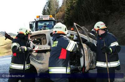 Fahrzeugbrand: Lenkerin unverletzt foto-kerschi_26-03-2010fahrzeugbrandt_05.jpg