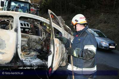 Fahrzeugbrand: Lenkerin unverletzt foto-kerschi_26-03-2010fahrzeugbrandt_06.jpg