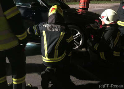 Aufräumarbeiten nach Verkehrsunfall in Regau E181100891_01.jpg