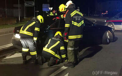 Aufräumarbeiten nach Verkehrsunfall in Regau E181100891_02.jpg