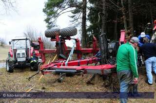 Holzanhänger umgestürzt: Landwirt und Sohn unverletzt foto-kerschi_29-03-2010_holzanhnger_umgestuerzt_16.jpg