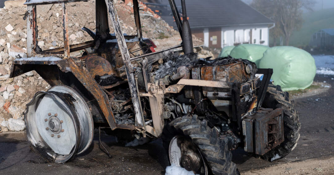 Titelbild: Traktor geriet in Brand und fuhr aus Scheune