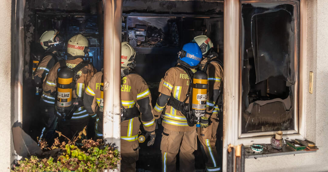 Titelbild: Brand in einem Mehrparteienhaus in Linz-Urfahr