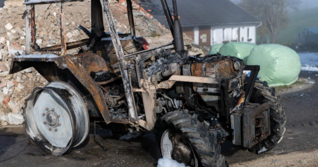 Titelbild: Brand eines Traktors