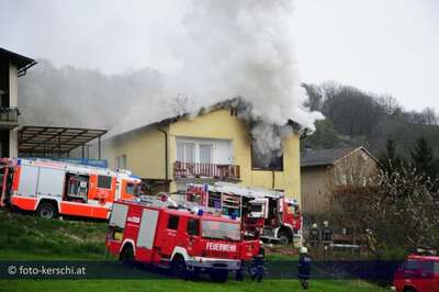 Wohnhausbrand: Ein Toter bei Brand in Steyregg foto-kerschi_11-04-2010_wohnhausbrand.jpg