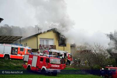 Wohnhausbrand: Ein Toter bei Brand in Steyregg foto-kerschi_11-04-2010_wohnhausbrand_02.jpg