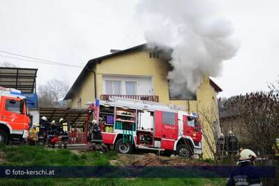 Wohnhausbrand: Ein Toter bei Brand in Steyregg foto-kerschi_11-04-2010_wohnhausbrand_03.jpg