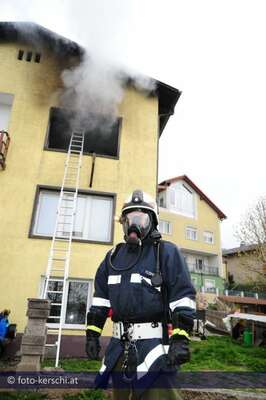 Wohnhausbrand: Ein Toter bei Brand in Steyregg foto-kerschi_11-04-2010_wohnhausbrand_08.jpg