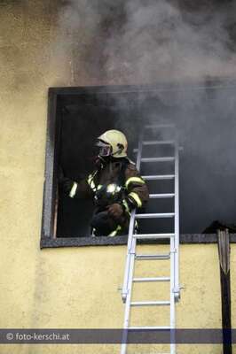 Wohnhausbrand: Ein Toter bei Brand in Steyregg foto-kerschi_11-04-2010_wohnhausbrand_11.jpg