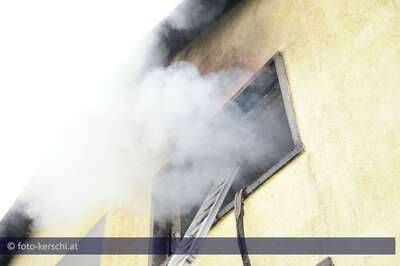 Wohnhausbrand: Ein Toter bei Brand in Steyregg foto-kerschi_11-04-2010_wohnhausbrand_18.jpg