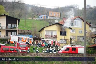 Wohnhausbrand: Ein Toter bei Brand in Steyregg foto-kerschi_11-04-2010_wohnhausbrand_20.jpg