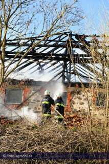 Großbrand auf Bauernhof: Landwirt verstorben foto-kerschi_17-04-2010_brand_bauernhaus_27.jpg
