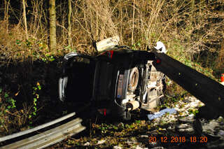 Schlierbach: Verkehrsunfall Eingeklemmte Person E181202110_01.jpg