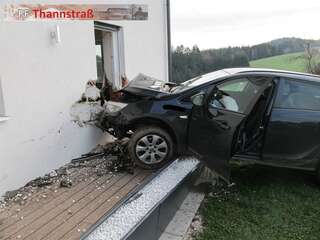 Pkw durchstieß bei Verkehrsunfall in Höhnhart Hausmauer VU-28122018_3.jpg