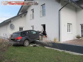 Pkw durchstieß bei Verkehrsunfall in Höhnhart Hausmauer VU-28122018_4.jpg