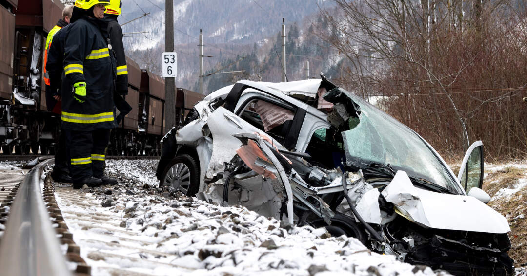 Titelbild: Pkw von Zug erfasst und mitgeschleift - Beifahrerin starb